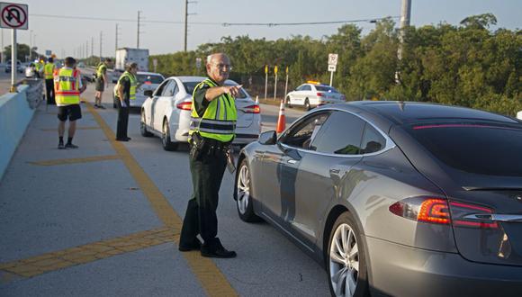 Autos estacionados por pedido policial en Florida, Estados Unidos. (Foto: Andy Newman / AFP)
