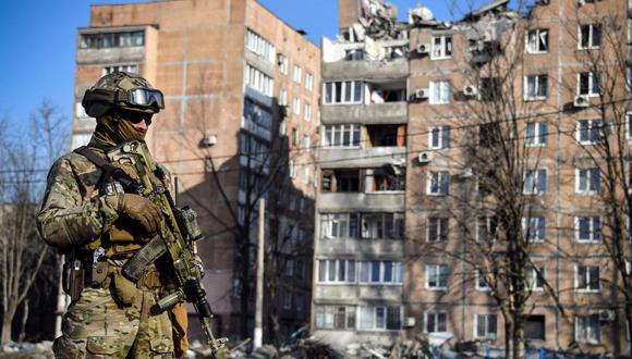 “Rusia debe cesar inmediata e incondicionalmente las hostilidades y retirar todas sus fuerzas y equipos militares de Ucrania”, concluyó. (Foto: Alexander NEMENOV / AFP)
