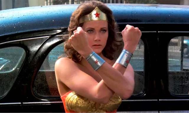 Los brazaletes plateados de Wonder Woman están hechos con los restos del escudo de Zeus, de allí que sean irrompibles y puedan emplearse al atacar. La tiara de Wonder Woman es tan fuerte y afilada que puede cortar a Superman.