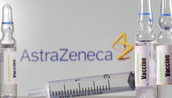 Un tubo de ensayo con la etiqueta "vacuna" frente al logotipo de AstraZeneca en esta ilustración tomada el 9 de setiembre de 2020.  (REUTERS/Dado Ruvic).