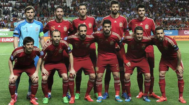 La selección de fútbol de España Nº 10. Representa a la Real Federación Española de Fútbol (RFEF) en las competiciones oficiales organizadas por la Unión de Asociaciones Europeas de Fútbol (UEFA) y la Federación Internacional de Fútbol Asociación (FIFA). 