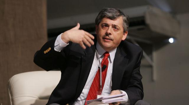 Javier Alfredo Escobal D'Angelo. Es Doctor en Desarrollo Económico en la Universidad Wageningen, en Holanda y Magíster de la Universidad de Nueva York, donde también realizó estudios doctorales en Economía. Actualmente se desempeña como Investigador 