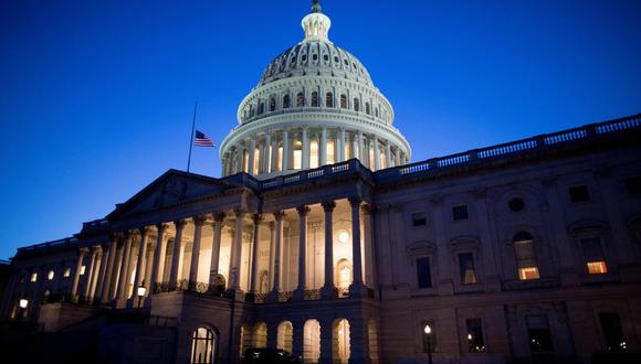 Fotografía de la sede del Capitolio de Estados Unidos hoy, al atardecer en Washington (EEUU).