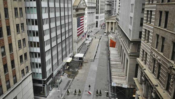 Una sola persona se ve en esta foto de la calle de la Bolsa de Nueva York el 21 de marzo del 2020. La ciudad es uno de los epicentros del coronavirus en Estados Unidos y sus calles están desiertas. (Foto: AP)