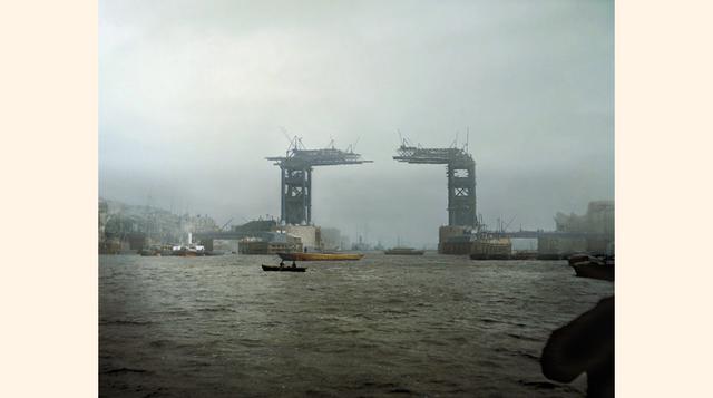 Reconstrucción de color de Dynamichorme. “Los múltiples barcos y botes que navegan el agua debajo del puente tienen su fuente en pinturas contemporáneas de la época”, señala Lloyd.