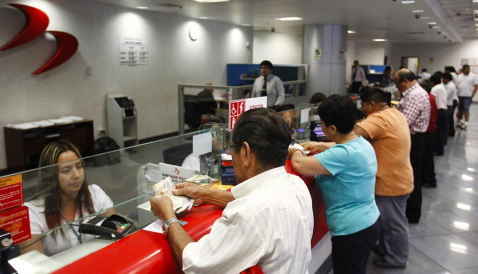 FOTO 2 | 2.       Bancarización: el acceso al crédito para el sector informal de la población fue uno de los cambios más importantes. A través de tecnología crediticia, la banca empezó a otorgar financiamiento a microempresarios informales, así como a trabajadores que no podían sustentar ingresos con boletas de pago o recibos por honorarios. (Foto: Andina)