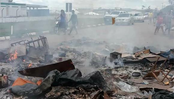 Totalmente quemados lucen las pertenencias de inmigrantes venezolanos en la ciudad brasileña de Pacaraima después del ataque a dos campamentos improvisados. (Foto: AFP)