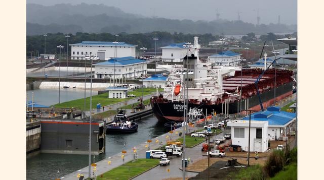 Un buque de la naviera suiza Swissmarine inició la semana pasada las pruebas con embarcaciones por el nuevo Canal de Panamá, ante la alegría de cientos de trabajadores y a poco menos de dos semanas de inaugurar la ruta. (Foto: Reuters)