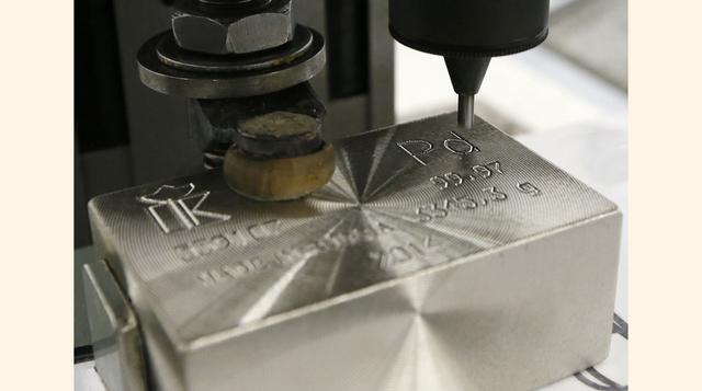 Una máquina graba la información en un lingote de 99.97% de paladio puro. La onza de este metal se valoriza en US$ 785.  (Foto: Reuters)