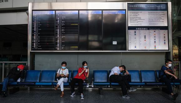 Las acciones de las aerolíneas, incluidas China Eastern y China Southern, ampliaron sus ganancias en Hong Kong por la noticia de la posible flexibilización de la prohibición de vuelos, mientras que el yuan subió en el comercio offshore. (Foto: Anthony Wallace | AFP)