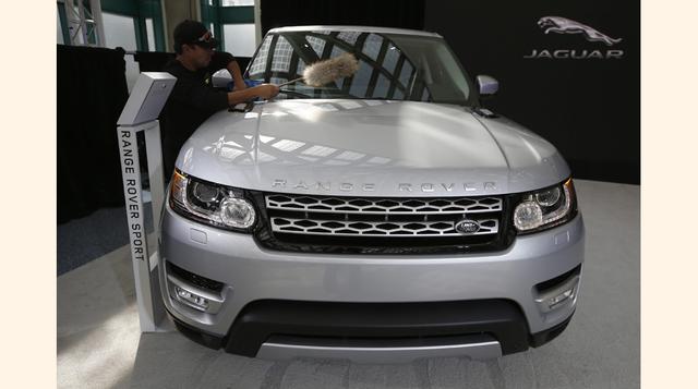 Un trabajador limpia un Range Rover Sport HSE modelo 2015. (Foto: Reuters)