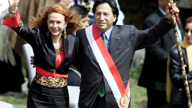 Hasta el gobierno de Alejandro Toledo (2001-2006), el escudo del Perú estaba ubicado en la parte inferior de la banda presidencial. Esto cambió en el gobierno de García (Ver siguiente). (Foto: El País)