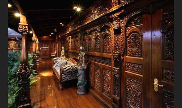 FOTO 4 | Objetos elegidos por Bowie llegaron desde todas partes del mundo. Estatuas de diosas protectoras, lámparas venecianas del siglo XVIII, equipos de sonido, antigüedades balinesas, entre otros.