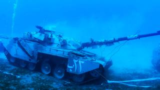 Museo de tanques, helicópteros y otros blindados bajo el agua del Mar Rojo 