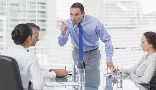 FOTO 8 | 8. Entrar en modo defensivo: "¿Cómo puedes pensar eso de mí?
Alguien que está mintiendo saltará rápidamente al modo defensivo cuando sea interrogado, actuando enojado o herido si otros no parecen creer lo que están diciendo. Puede decir cosas del tipo "¿Cómo puedes dudar de mí?"

Atacan a la persona que hace las preguntas diciendo: "¿No tienes algo mejor que hacer que perder mi tiempo con estas cosas?" Están ansiosos por contrarrestar cualquier noción percibida de que pueden ser culpables e intentan convencer a otros de que están diciendo la verdad. A menudo preguntan "¿Me crees?"para evaluar cómo se está recibiendo su mentira.

Las personas que dicen la verdad tienden a asumir que serán creídas y, por lo general, no se ofenden si se les hacen preguntas de seguimiento o pruebas adicionales. No dejes que el escepticismo de alguien te moleste, eso solo empeorará las cosas. (Foto: iStock)