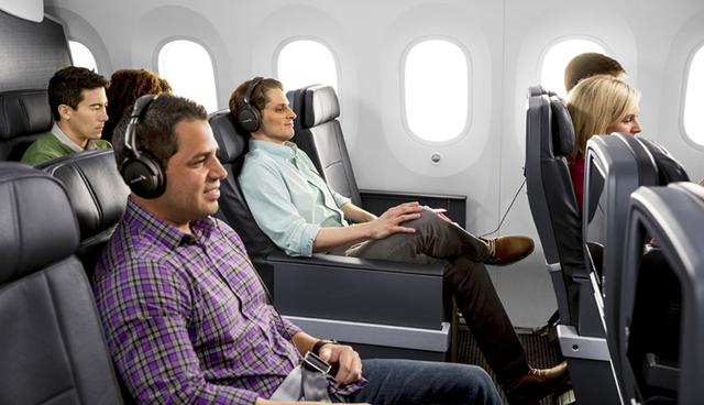FOTO 5 | 5. American Airlines

Un año después de la introducción de la clase económica premium internacional, los asientos de American se pueden encontrar en los aviones A330-200, B777-300ER, B787-9 y algunos B777-200 de la aerolínea. Todos los servicios, desde el check-in hasta el control de seguridad y el embarque, se agiliza en la categoría premium, incluyendo la recuperación del equipaje ingresado.

 

Diferencia de precio: El ascenso de clase no duplicará su tarifa en las principales rutas internacionales, pero está cerca: Un viaje de ida y vuelta de Dallas a París comienza en US$555 en clase económica y en US$990 en económica premium. (Foto: American Airlines)