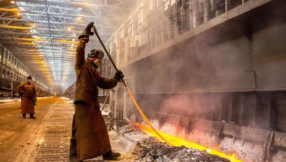 Un trabajador retira la restos dentro del taller de electrólisis en la fundición de aluminio de Irkutsk, operada por United Co. Rusal, en Shelekhov, Rusia, el 9 de abril de 2021. (Foto: Bloomberg)