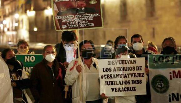 6 de julio de 2021 donde se observa a personal médico, jubilado y pensionado del IMSS protestando frente al Palacio Nacional de la Ciudad de México (México). (Foto: EFE/ Carlos Ramírez)