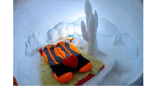 Iglu Dorf, Suiza. Suiza no se queda atrás en cuanto a hoteles de hielo: cada invierno, los iglús de nieve y hielo se vuelven a construir, cosa que lleva unas 3 000 horas de trabajo. Los iglús están unidos los unos a los otros mediante un sistema de túnele
