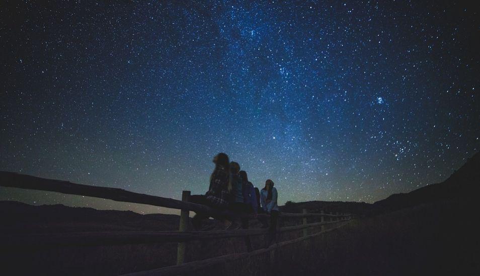 Para ver las lluvias de estrellas debe alejarse de la ciudad. (Foto: Pixabay)