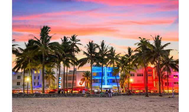 Miami, Estados Unidos. A menudo, puedes encontrar vuelos económicos a las principales ciudades de los Estados Unidos; ¡aprovecha la oportunidad! Miami es una excelente ciudad para descubrir: su arquitectura art decó, el arte callejero, las playas y la vid