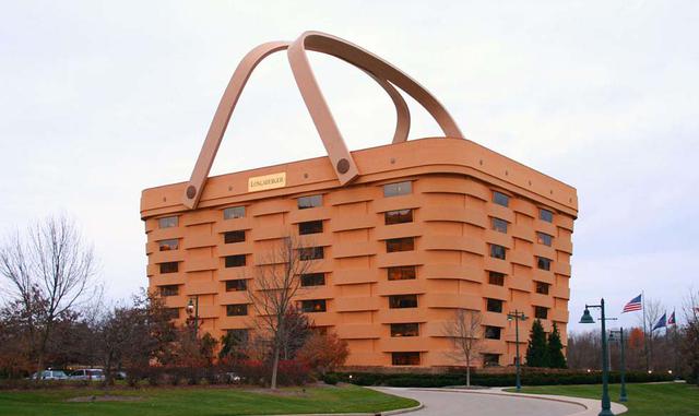BASKET BUILDING – ESTADOS UNIDOS. Parece extraño, pero tiene sentido. Pertenece a una empresa que fabrica y distrubuye cestas artesanales y otros artículos