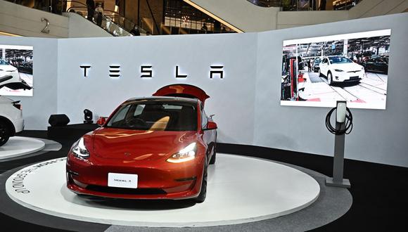 El automóvil eléctrico Tesla Model 3 (R) se presenta durante el evento de lanzamiento oficial de Tesla en Bangkok el 7 de diciembre de 2022. (Foto de Lillian SUWANRUMPHA / AFP)