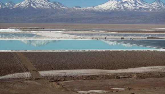 Piscinas de salmuera de una mina de litio que pertenece a la firma estadounidense Albemarle, en el desierto de Atacama en el norte de Chile, el 16 de agosto de 2018. (Foto: Reuters)