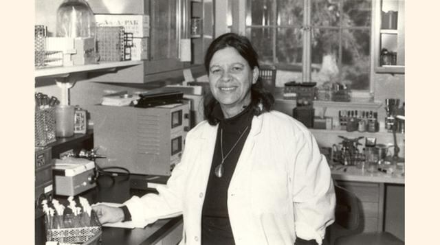 Esther Lederberg: microbióloga estadounidense. Desarrolló técnicas básicas que se perfeccionaron más tarde y contribuyeron al entendimiento de cómo funcionan los genes. Su trabajo ayudó a su marido, Joshua, a ganar un premio Nobel en 1958. Sin embargo, na