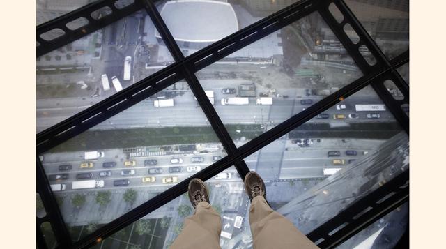 La vista desde el Sky Portal muestra  imágenes reales de las calles que se encuentran bajo el Observatorio One World en Nueva York. Los visitantes pueden subirse a una plataforma de vídeo redonda que muestra un livestream de la vista hacia abajo. (Foto: A