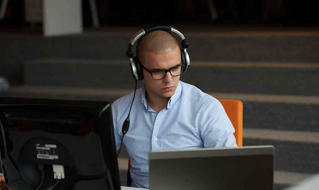 Arquitecto de software. Si te gusta codificar, estás de suerte. Estos trabajadores conocedores de la tecnología hacen grandes fortunas ya que es una profesión muy demandada, según la Oficina de Estadísticas Laborales de Estados Unidos. La mayoría necesita una licenciatura en matemáticas o ingeniería de software y debería saber cómo trabajar bien con los demás, dice Glassdoor. Salario medio anual: $139.000. Ofertas de trabajo 32.420.