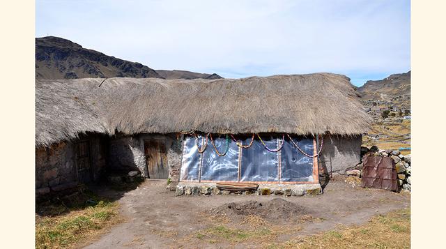 La pared caliente es donde se captura el calor. El mecanismo es sencillo. Se construye una estructura con plástico, similar a una carpa, en la parte exterior de la pared. El objetivo es que el plástico absorba la radiación solar para calentar el aire del 