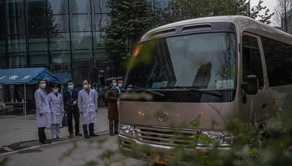 Médicos chinos acompañan al equipo de la OMS que investiga el origen del coronavirus en Wuhan. (EFE / EPA / PILIPEY ROMANO).