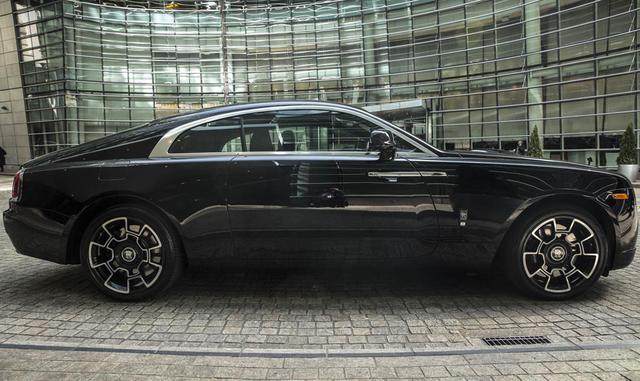 A primera vista, esta cupé no parece radicalmente diferente del Wraith convencional. Ambos cuentan con un capó oscuro que parece extenderse un kilómetro delante de uno en la ruta y una línea de techo que se despliega como círculos de humo.