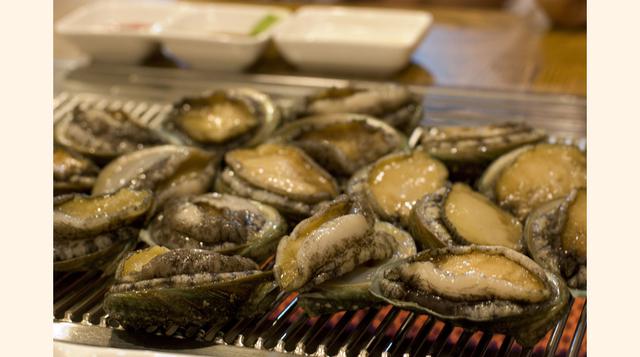 Abalones. Estos moluscos son valorados sobre todo en el sudeste Asiático y en América. Se consumen frescos, en conserva o secados al sol (igual que las vieiras). Esta última la variedad más preciada y cara de todas. (Foto: wikipedia)