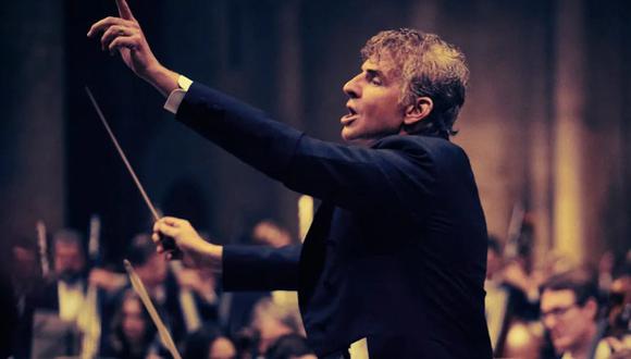 El actor Bradley Cooper, interpretando a Leonard Bernstein, dirige la Orquesta Sinfónica de Londres en "Maestro" (Foto: Netflix)