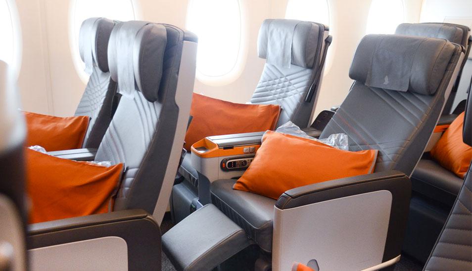 FOTO 1 | 1. Singapore Airlines

Aunque sus elegantes suites de primera clase y los espaciosos asientos en clase ejecutiva reciben gran parte de la atención, la clase económica premium de la aerolínea también es un referente en la industria. 

 

A bordo de los A350, A380 y algunos B777-300ER de la aerolínea, los asientos ofrecen unos 15 centímetros de espacio adicional para las piernas, una reclinación de alrededor de 23 centímetros y toques de lujo como tapicería de cuero y reposapiés extensibles. También hay un servicio llamado "Book the Cook" que permite a los pasajeros reservar comidas diseñadas por un grupo de cocineros famosos, y los auriculares con supresión de ruido le permiten desconectarse mientras ve películas en una pantalla táctil HD de 13,30 pulgadas.

 

Diferencia de precio: En las rutas más importantes, espere aumentos de precio de entre el 60 y el 150 por ciento. Eso es aproximadamente US$550 más entre Singapur y San Francisco (US$893 en turista y US$1.448 en premium), o US$1.400 adicionales entre Singapur y Londres. (Foto: Singapore Airlines)