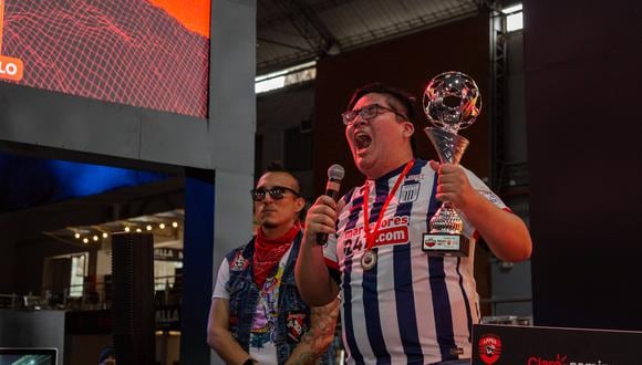 Oscar Jaramillo Pérez (Wosito), Campeón del Torneo Internacional del XIII JUEGA PES Claro Gaming 2022. (Foto: Alianza Lima Esports)