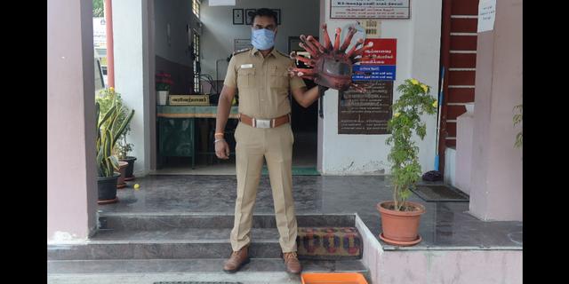 FOTO 9 | India. El inspector de la policía Rajeesh Babu posa con un casco adornado con la forma del nuevo coronavirus en una estación en la zona de Chennai. El uniformado busca crear consciencia y hacer que las personas comprendan las consecuencias e impactos del Covid-19. Considera que su deber es ayudarles a mantener la sana distancia y restringir su tránsito. Foto Afp / Arun Sankar