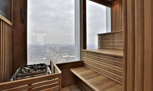 El penthouse tardó menos de dos años en completarse; poco después, la pareja, que tiene dos hijas, comenzó las negociaciones de divorcio. Ahora, la señora Pursglove ha colocado el apartamento de cuatro dormitorios en el mercado por 36 millones de dólares 