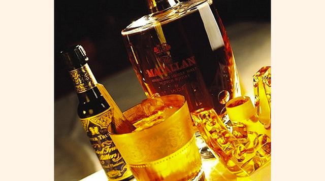 27.321, Otra opción de lujo es el 27.321 del famoso y costoso hotel Burj Al Arab en Dubai. El nombre del trago proviene del piso 27 en el que se localiza el Sky View Bar, donde se sirve y los 321 metros de altura a los que se encuentra. Con 7,500 dólares 