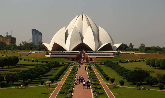 TEMPLO DE LOTUS – INDIA. Es una casa de adoración situada en Nueva Deli en forma de de flor. El edificio se acabó de construír en 1986.