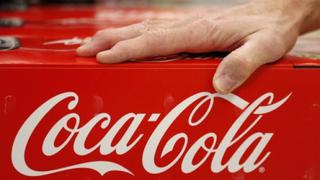 Refrescos con menos azúcar y aguas minerales sofisticadas impulsan ganancias de Coca-Cola