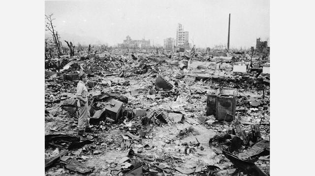 Esta foto tomada el 8 de septiembre de 1945 muestra a un grupo de edificios que aún se mantiene en pie en Hiroshima; la ciudad que fue reducida a escombros después de recibir la primera bomba atómica. Hace exactamente 70 años una aeronave estadounidense l