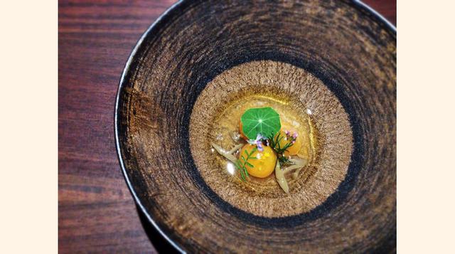 Saison (San Francisco, EE.UU.). Usando ingredientes locales, el restaurante cobra US$ 796 por un menú degustación para dos personas en entre 15 y 20 tiempos. El costo adicional por el vino para acompañar es de US$ 248 por persona.