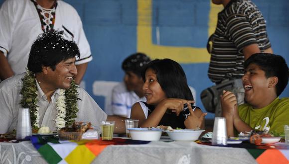 Evaliz, de 24 años, es hija de Evo Morales y Francisca Alvarado, una antigua dirigente de un movimiento indígena, mientras que Álvaro es un año menor y su madre es Marisol Paredes. (Foto: AFP)