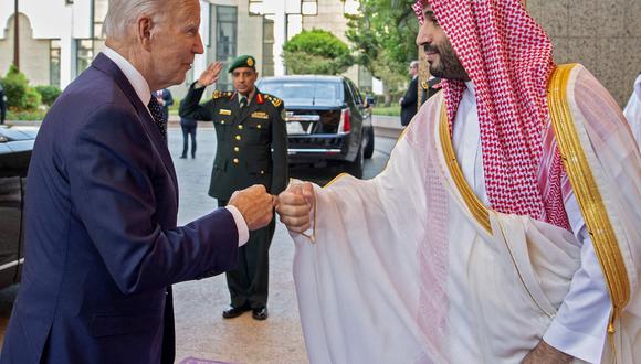 Una imagen publicada por el Palacio Real de Arabia Saudita el 15 de julio de 2022 muestra al príncipe heredero de Arabia Saudita, Mohammed bin Salman (derecha), golpeando los puños con el presidente de los Estados Unidos, Joe Biden. (Foto de Bandar AL-JALOUD / Palacio Real Saudita / AFP).