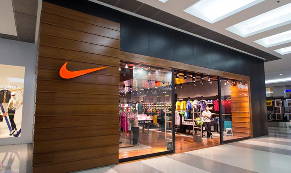 Foto 5 | Nike abrió una tienda de gran formato en Mall del Sur, siendo este su local número 13, sobre un espacio de más de 120 m2 de superficie comercial. El nuevo local comparte pasillos con las tiendas por departamento Saga Falabella, Paris y Ripley, y gestiona todas las líneas de producto de la enseña en el país.