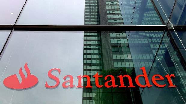 Las acciones del Santander -segundo banco de la zona euro por capitalización bursátil, por detrás del francés BNP Paribas - subían un 4.5%, a 3.71 euros, a las 1150 GMT, el valor que más subía del sector bancario europeo.