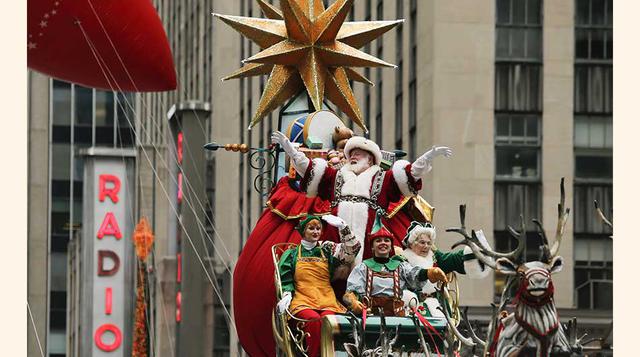 El desfile contó con 26 carros alegóricos. El más grande, sin duda, fue el de Santa Claus. El carruaje navideño tenía 18 metros de largo y casi cuatro pisos de alto. (Foto: AP)